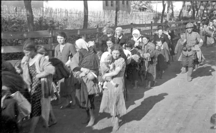 Evrei deportaţi în Transnistria în 1941 sub supravegherea unui soldat român FOTO Bundesarchiv