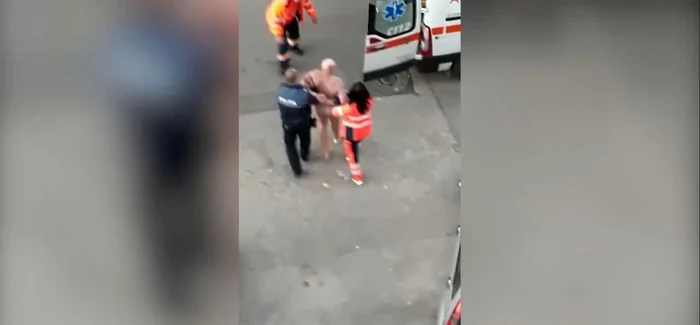 Bârlădeanul violent a fost imobilizat de un polițist și un ambulanțier FOTO captură video