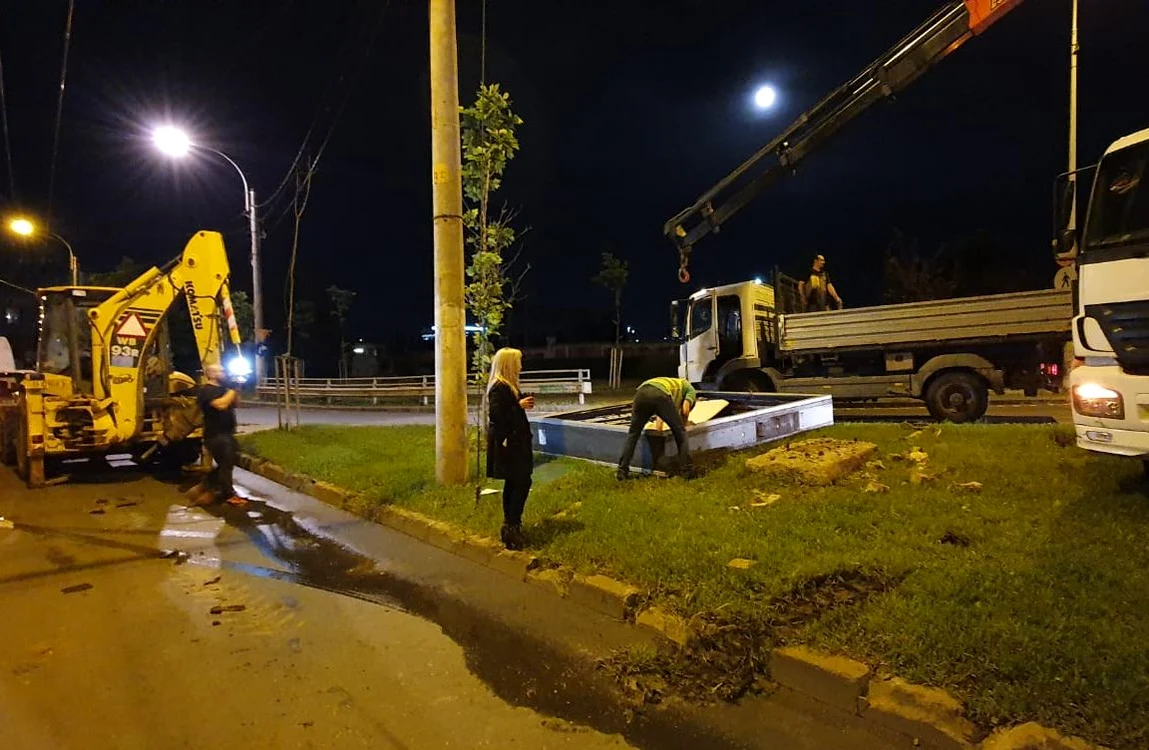 Marți seară au fost demolate cinci panouri publicitare amplasate ilegalFoto: Primăria Sectorului 1