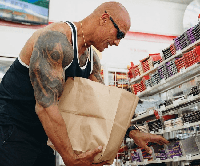 Dwayne Johnson, 'The Rock', impressiona fãs ao mostrar calos nas mãos por  excesso de exercício - SIC