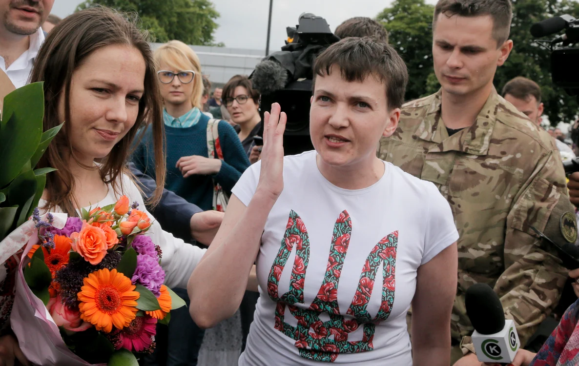 Nadejda Savcenko (cu tricou alb) a fost primită la Kiev cu toate onorurile cuvenite unei eroine naționalefoto: AP