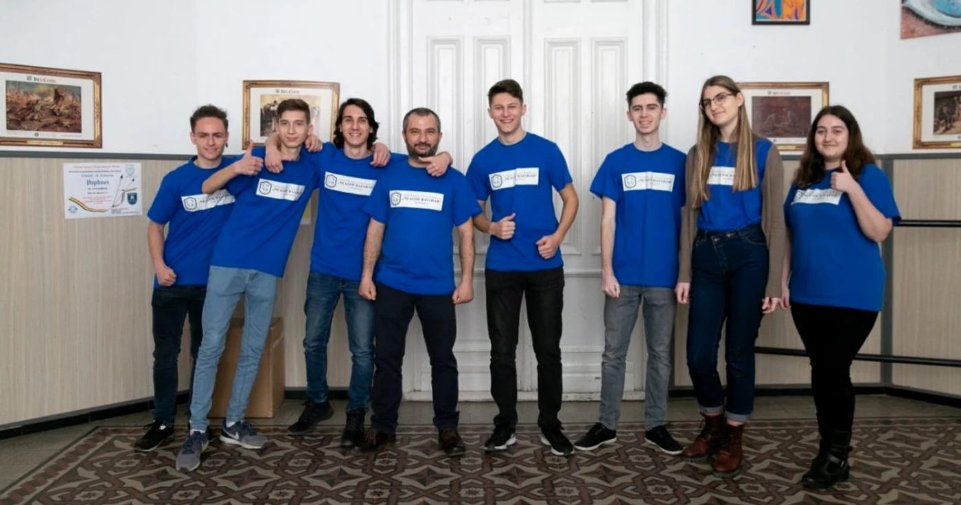 Elevii din Oltenişa, alături de prof. Daniel Anghel(foto centru) FOTO Enel