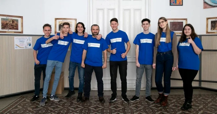 Elevii din Oltenişa, alături de prof. Daniel Anghel(foto centru) FOTO Enel