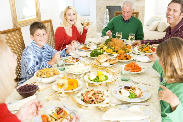 
    Potrivit blogului „Dieta-Minune”, dacă mănânci la aceleași ore fixe în fiecare zi poți slăbi chiar dacă nu eviți alimentele preferatefoto: Shutterstock  