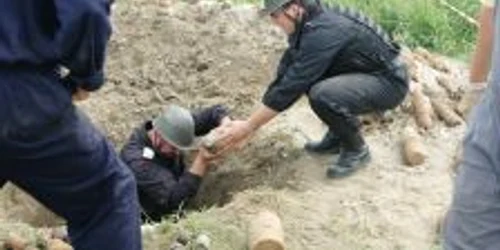 Pirotehniştii scot dintr-o groapă proiectile din al Doilea Război Mondial