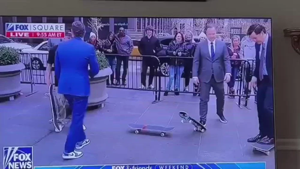 Moment ridicol produs de Pete Hegseth. A încercat să facă un truc cu skateboard-ul, dar s-a lovit cu placa între picioare