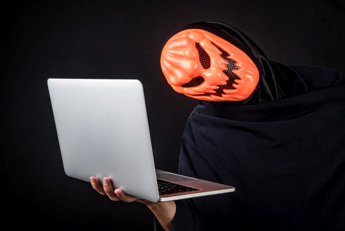 Haloween masca laptop hacker FOTO Shutterstock