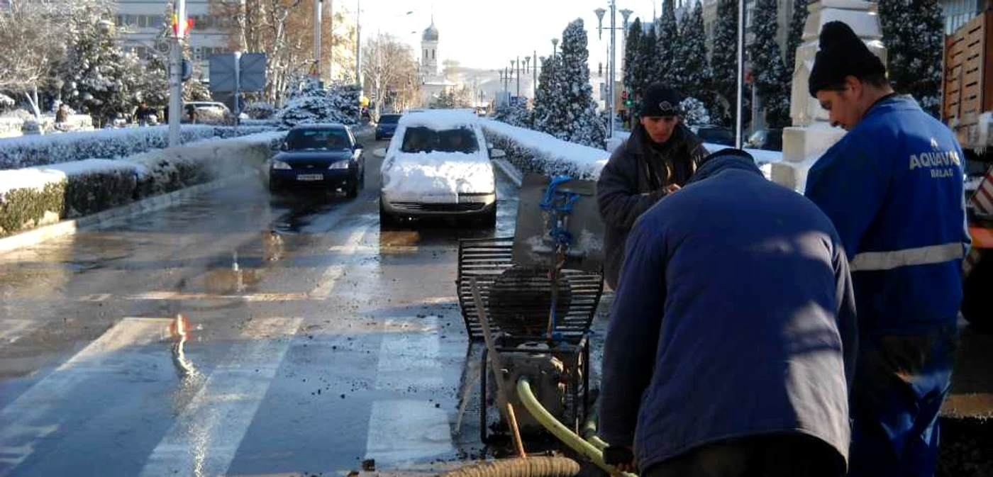 Muncitorii de la Aquavas lucrează pentru a remedia defecţiunea