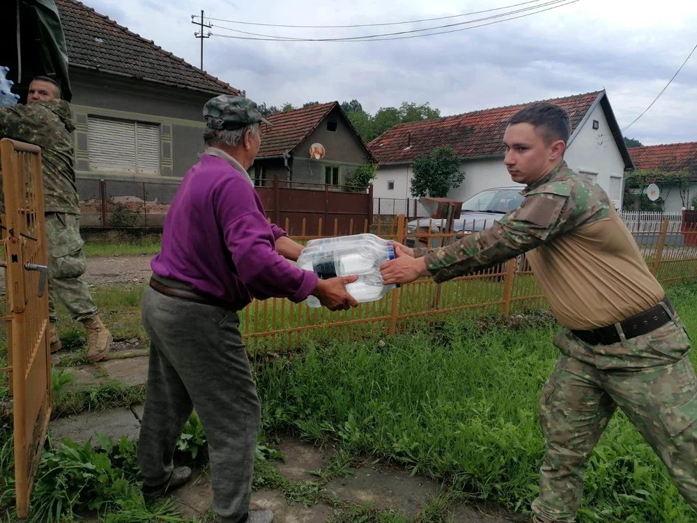 Cei din cadrul Batalionului au dus luni apă și fructe FOTO Primăria Tauț 