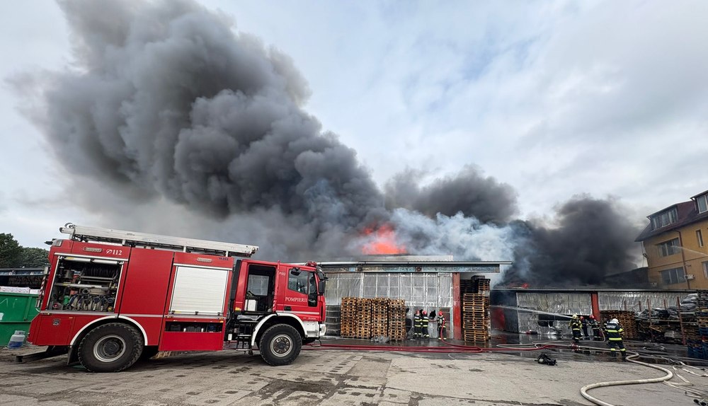 Incendiu violent la un depozit din Sectorul 6 al Capitalei. Traficul este deviat