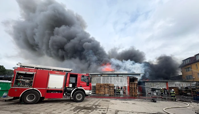 Incendiu puternic la un depozit din Capitală FOTO Arhivă