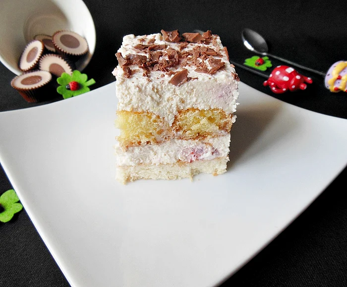 
    Prăjitură cu brânză, frişcă şi căpşuni  