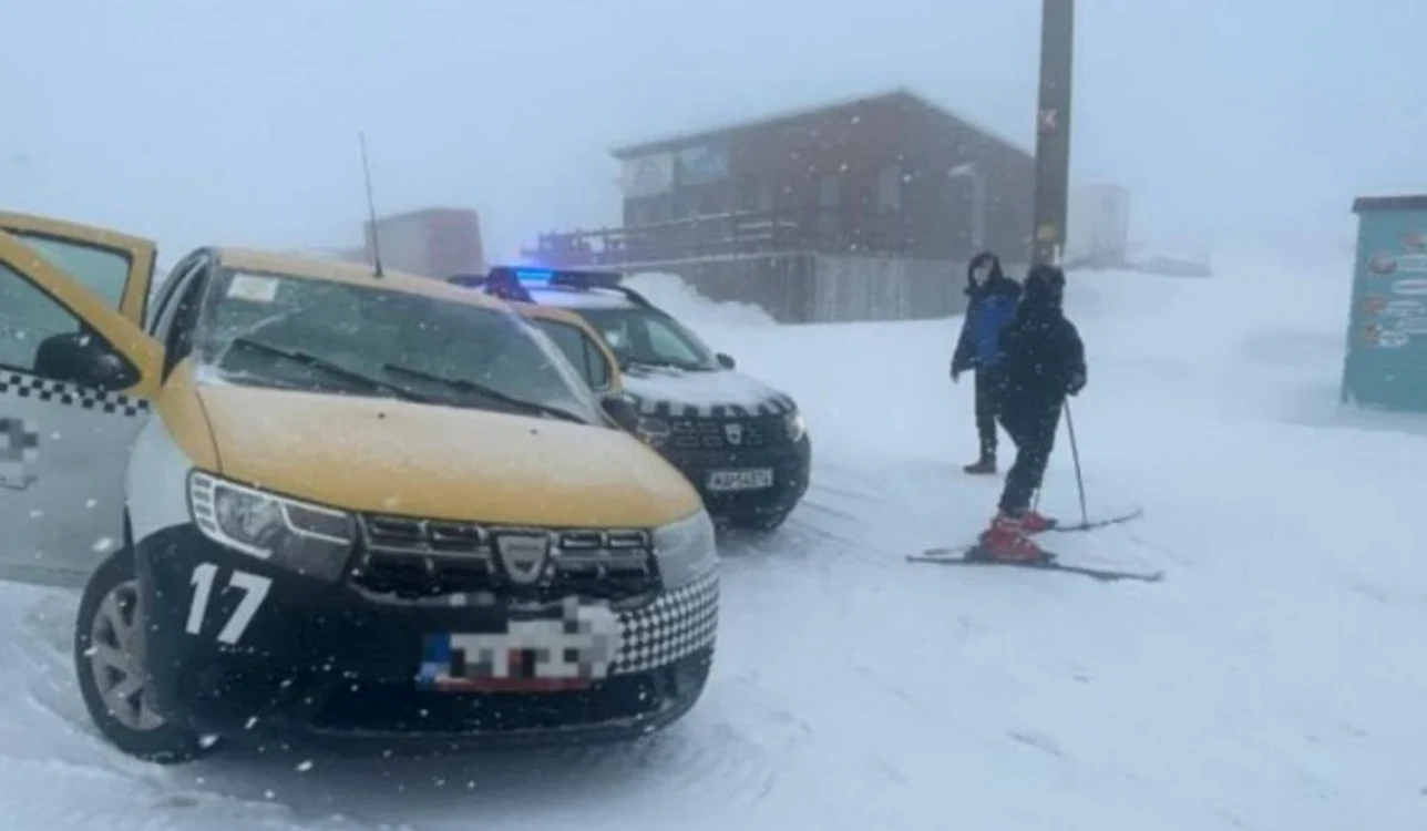 Un șofer de taxi a ignorat toate regulile și a pătruns cu mașina pe pârtie.
