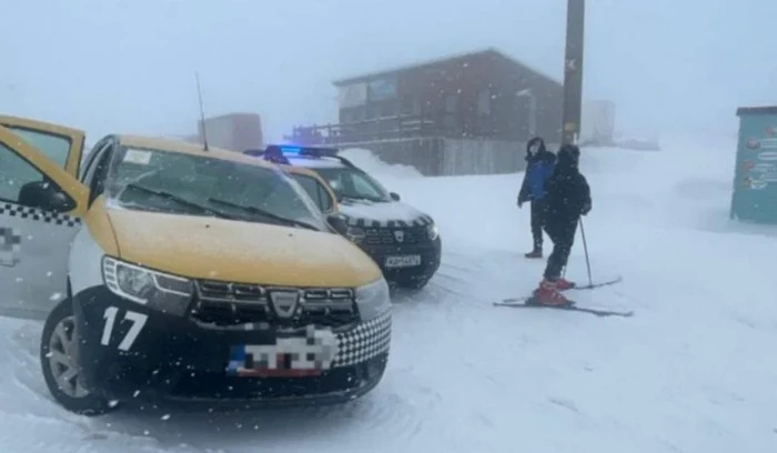 Un șofer de taxi a ignorat toate regulile și a pătruns cu mașina pe pârtie.