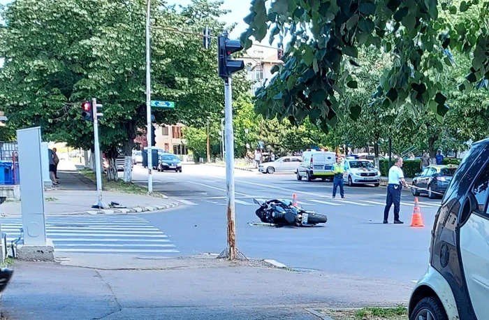 Motociclist lovit de un taximetru într-o intersecţie din Râmnicu Vâlcea Foto Kandida Reisenauer