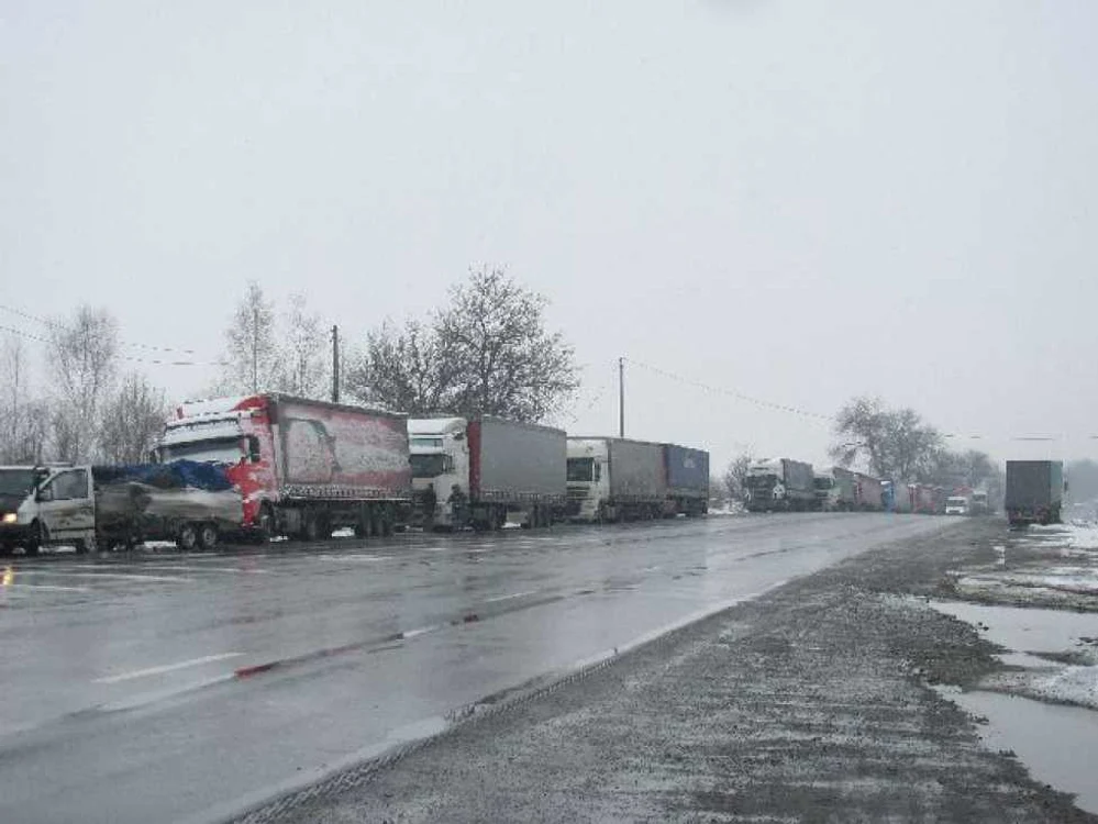 Tir-uri si Valea Oltului blocate 