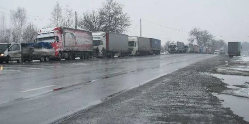 Tir-uri si Valea Oltului blocate 
