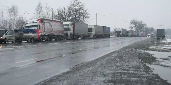 Tir-uri si Valea Oltului blocate 