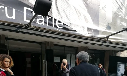 Mitică Popescu a depus la căpătâiul marii actrițe un buchet de crizanteme albe jpeg