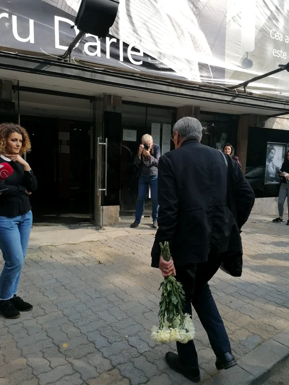 Mitică Popescu a depus la căpătâiul marii actrițe un buchet de crizanteme albe