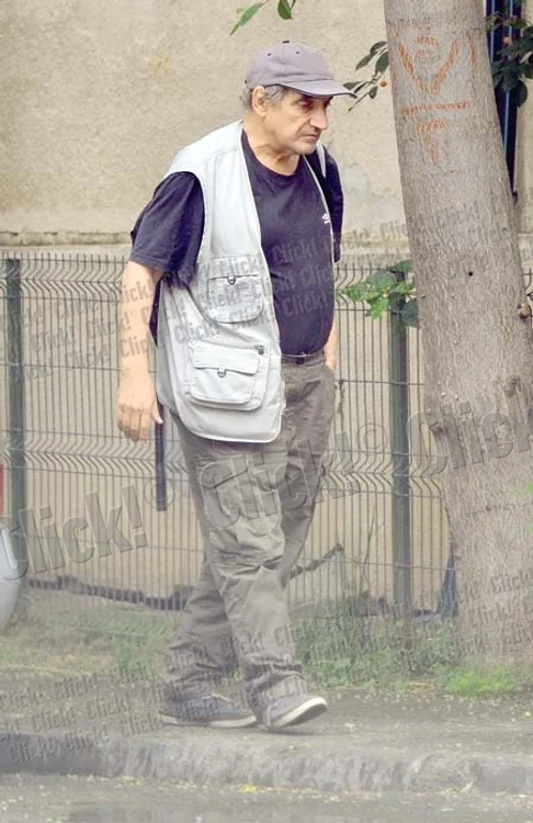 
    Mihai-Gruia Sandu  a fost surprins de  fotoreporterii Click!  în timp ce întorcea  de la cursuri şi se  îndrepta spre casă (Fotografii: Alex Muscaliu)  