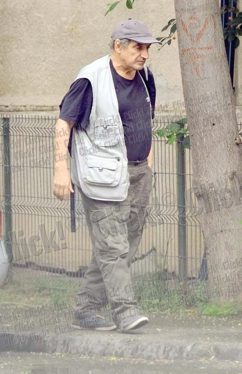 Mihai-Gruia Sandu a fost surprins de fotoreporterii Click! în timp ce întorcea de la cursuri şi se îndrepta spre casă (Fotografii: Alex Muscaliu)