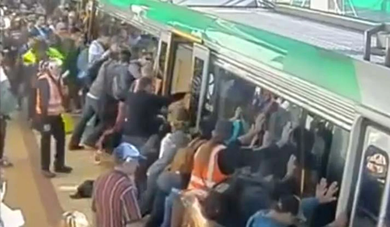 
    A călcat în golul dintre metrou şi peron  