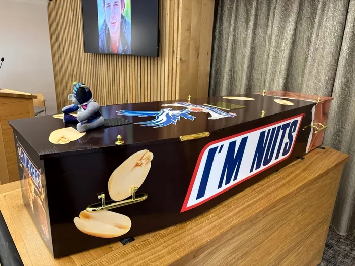 Sicriul personalizat i-a uimit pe apropiații bărbatului. FOTO: X
