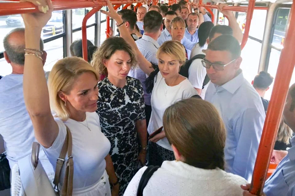Gabriela Firea alături de Andrei Creci (dreapta), director STB în momentul lansării licitației