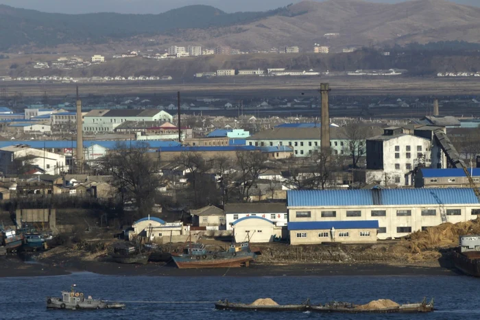 Oraşul Sinuiju, Coreea de Nord, văzut de pe malul chinez al fluviului Yalu, din oraşul Dandong. Foto: EPA/HOW HWEE YOUNG