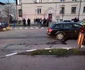 Straniu accident pe o străduţă de cartier din Râmnicu Vâlcea soldat cu trei victime dintre care una încarcerată Foto ISU Vâlcea