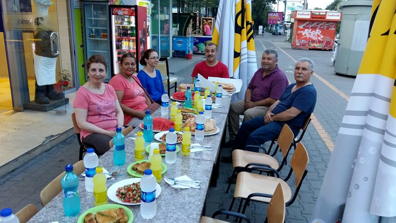Mesele sunt pline cu bunătăți în această zi