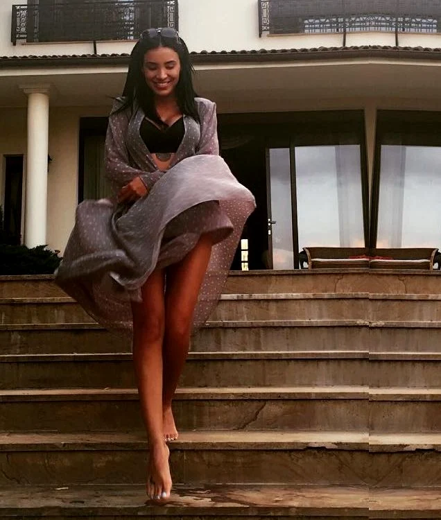 Adelina face furori la piscină cu noile &quot;dotări&quot;