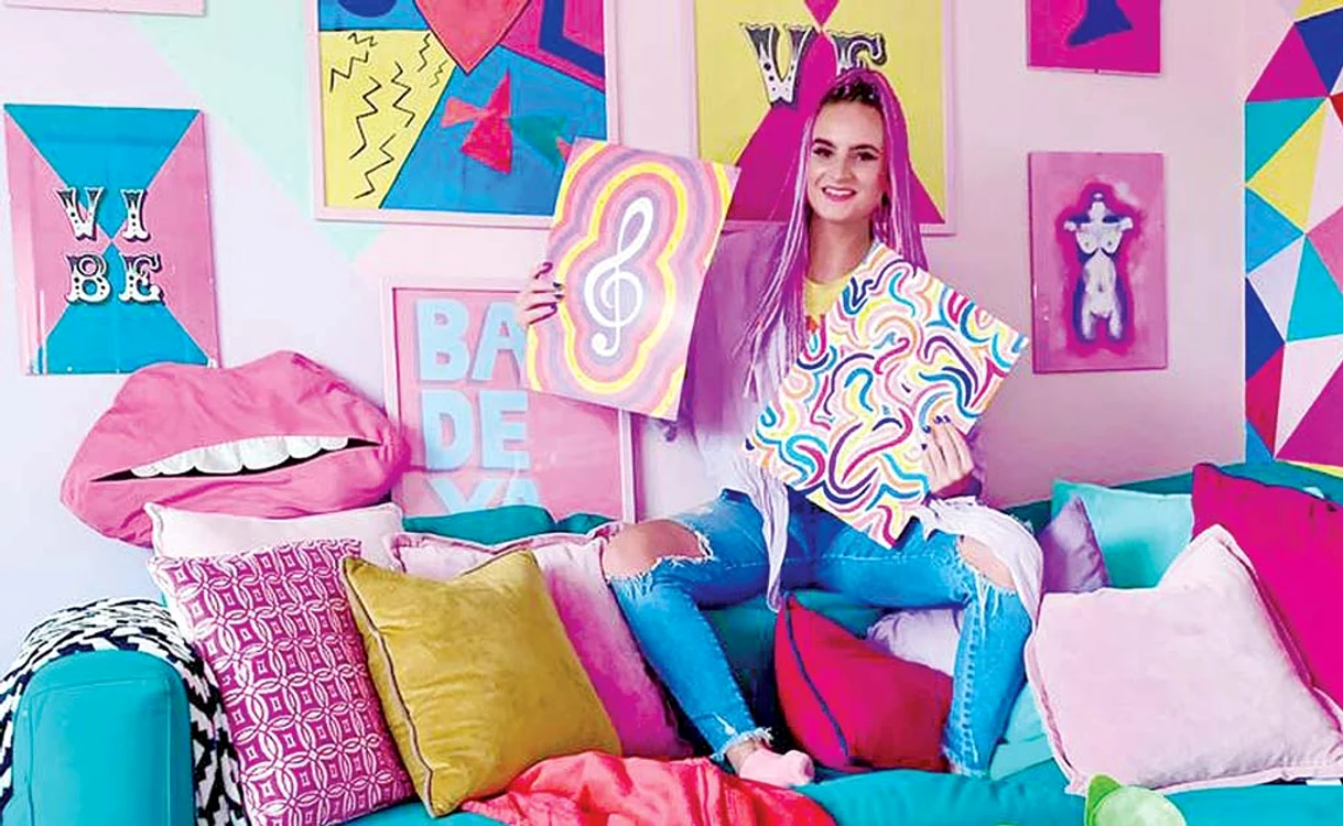 
    Fiecare cameră s-a umplut cu tablouri şi obiecte viu colorate  