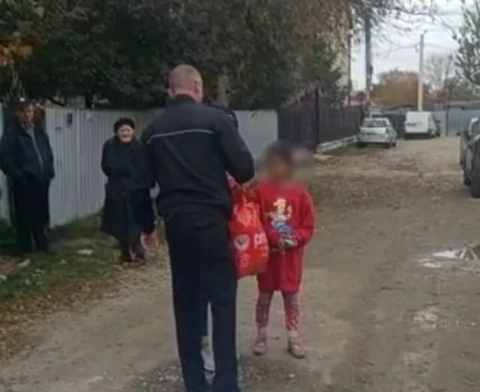 Familia cu șase copii va primi pachete cu mâncare de la polițiștii locali FOTO Poliția Locală Bacău