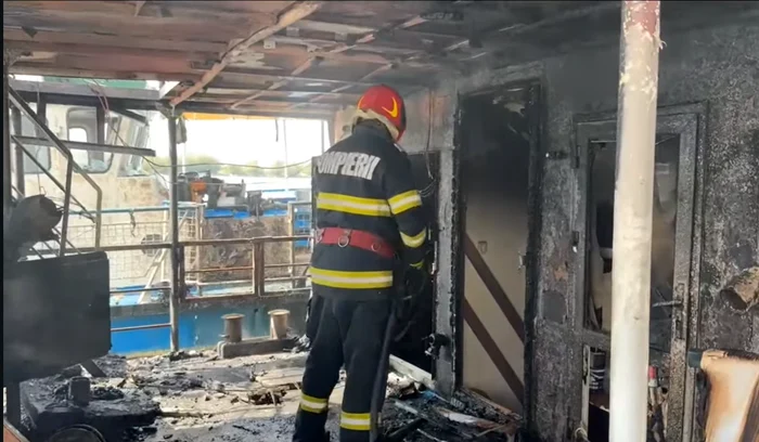 Incendiul s-a extins și la un al doilea ponton. FOTO: captură video ISU Delta Tulcea