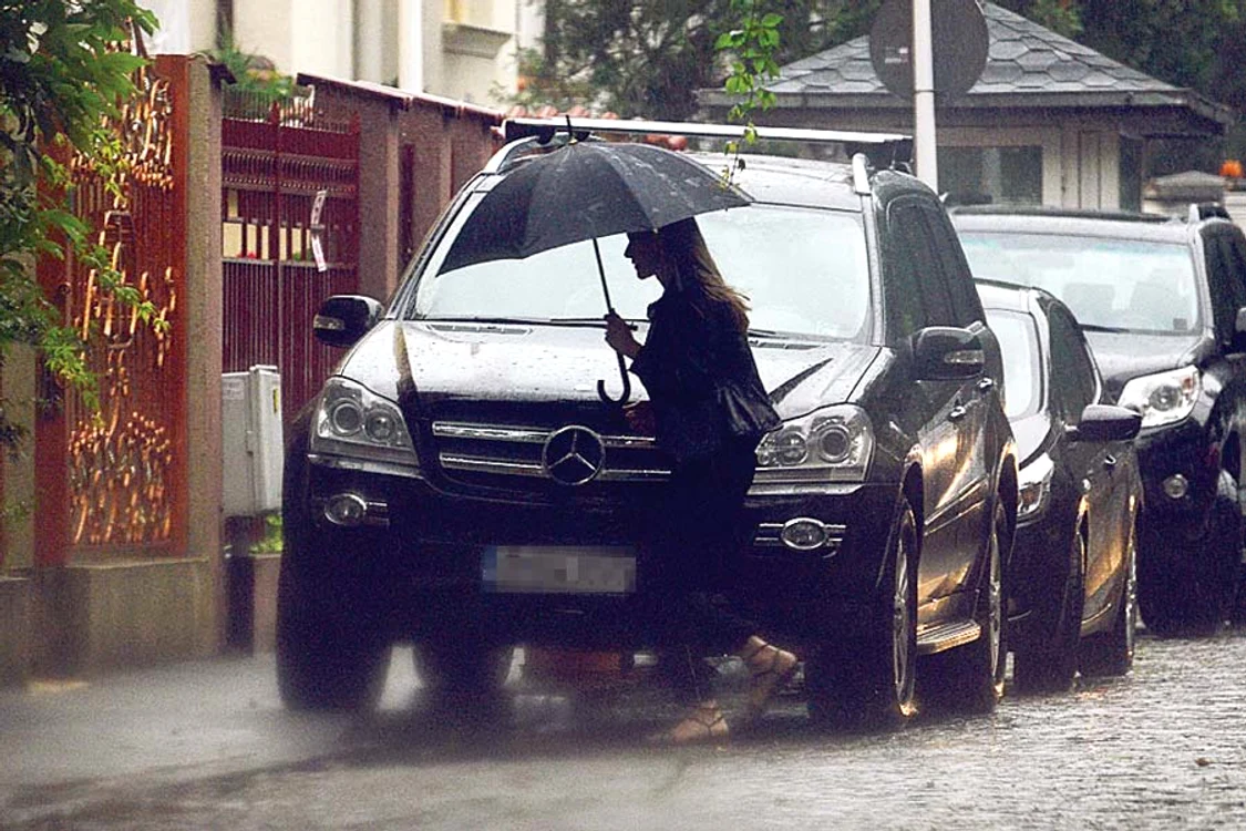 Romaniţa  a ajuns acasă  udă leorcă