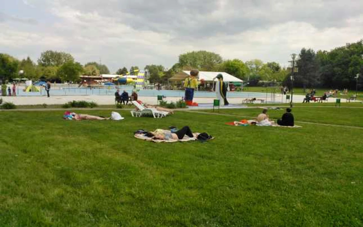 O parte dintre arădeni au ales să stea la plajă, deşi soarele nu se prea arată