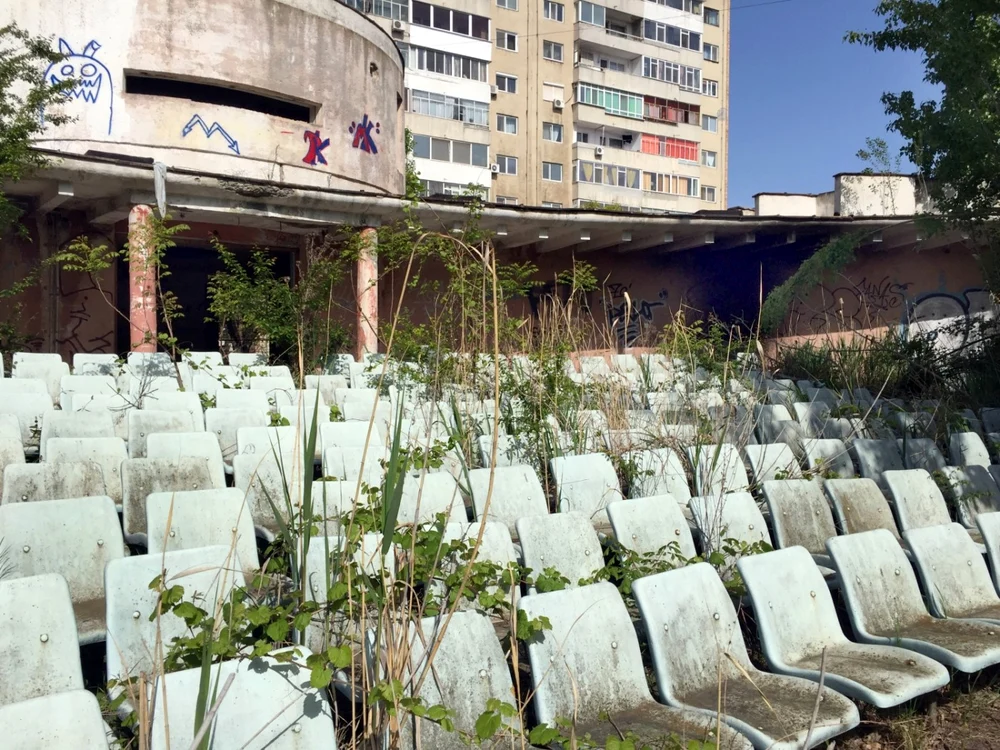Fosta Grădină de Vară, năpădită de vegetaţie şi de oameni fără adăpost FOTO&VIDEO: Florin Ghioca