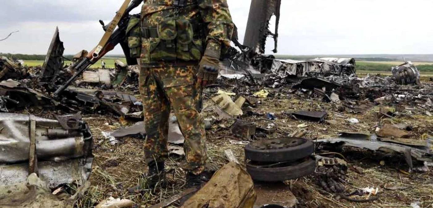 Rebelii proruşi au ajuns primii la locul prăbuşirii avionului Malaysia Airlines FOTO Reuters