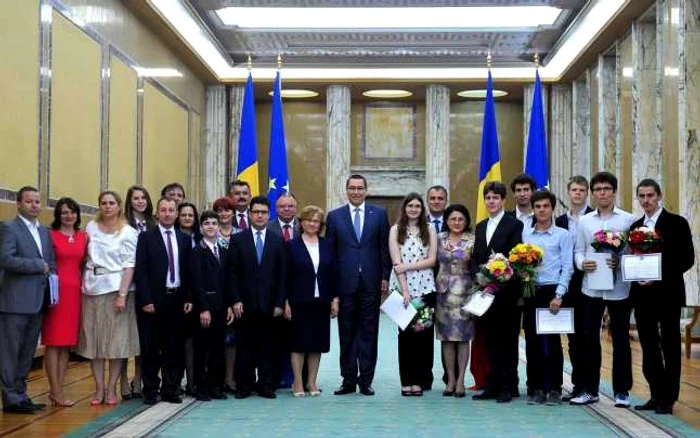 Olimpicii internaţionali la Chimie, care au obţinut cea mai bună performanţă a României, premiaţi la GuvernFOTO: Facebook/Remus Pricopie