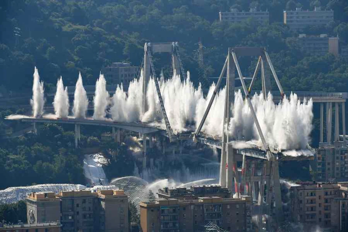 Podul Morandi s-a prăbușit în plin sezon turistic, în 2018. Foto: Profimedia 