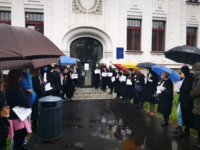 Protest al avocaţilor din Baroul Braşov FOTO Bună Ziua Braşov