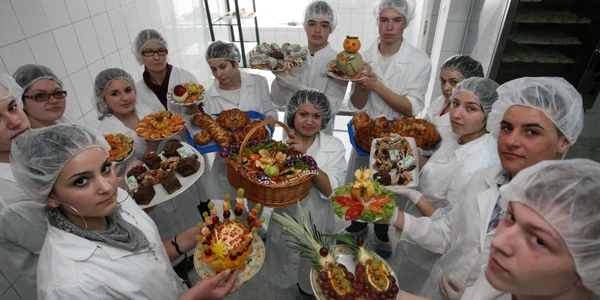 Elevii învaţă să gătească