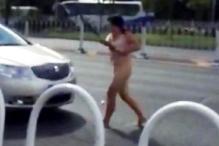 A umblat goală printre mașini, având un comportament violentFoto Mirror.co.uk