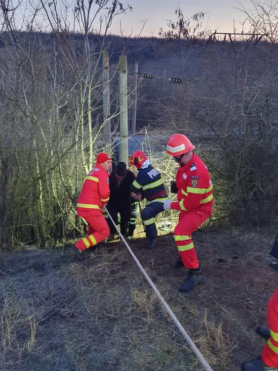 Salvatorii ajută călătorii aflați în tren. Foto: ISU