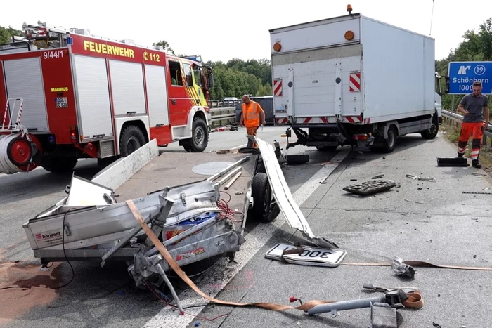 Remorca a mai rulat câţiva metri şi s-a făcut zob de parapeţi. FOTO: tag24.de