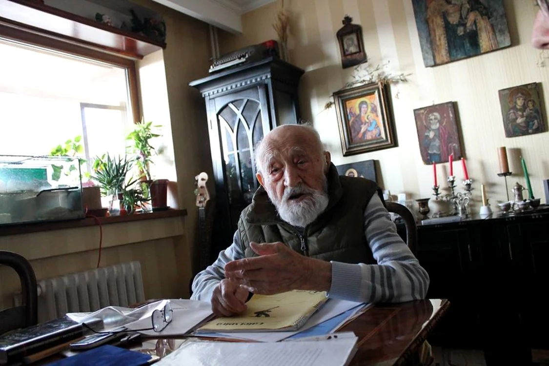 Nicolae Tomaziu în casa rudelor de la Iaşi FOTO Facebook Marian Grigoraş