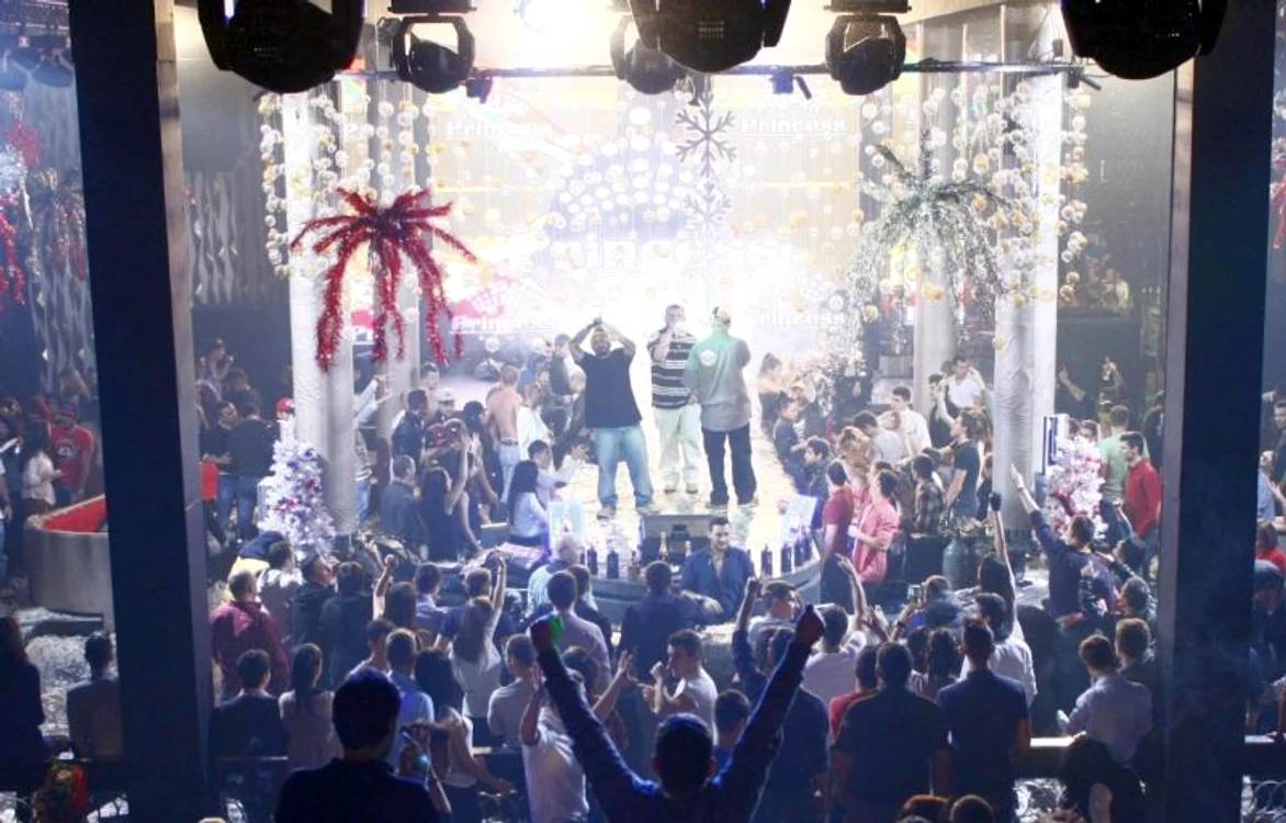 BUG Mafia a cântat în Princess Club din Regie, printre fulgi şi perne sfâşiate.