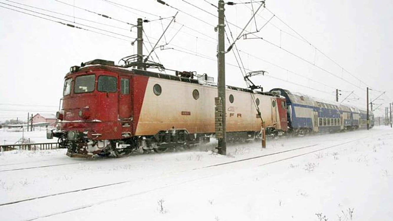 Un tren cu călători a rămas blocat timp de peste 9 ore la Orşova